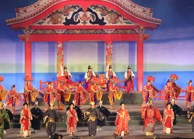 首里城を模した舞台で披露される琉球舞踊の群舞