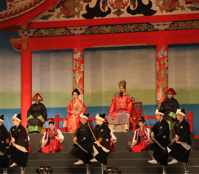 紅型衣装で舞う琉球舞踊の一場面