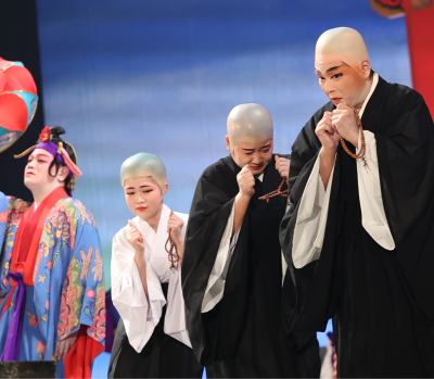 組踊の登場人物を演じる出演者