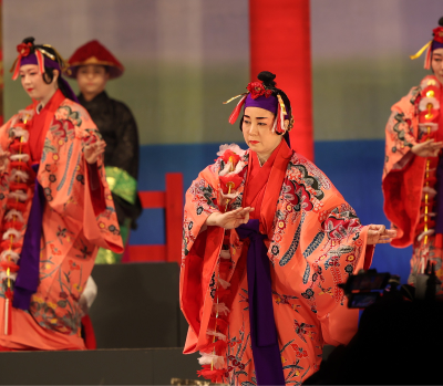 紅型衣装で優美に舞う琉球舞踊の出演者