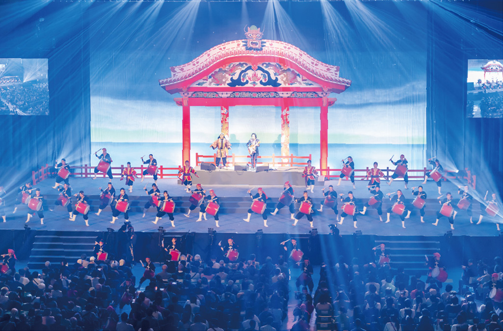青空のもとで行われた杜の賑いの公演