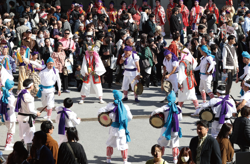 太鼓を手に練り歩くエイサーの隊列