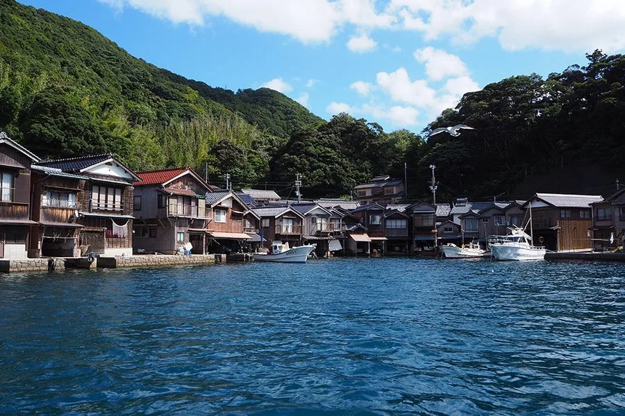 海沿いに舟屋が並ぶ伊根の町並み