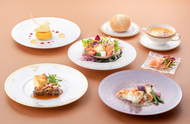 夕食は志摩観光ホテル伝統料理の伊勢海老クリームスープや黒毛和牛フィレステーキなどを味わえるコースをご用意！