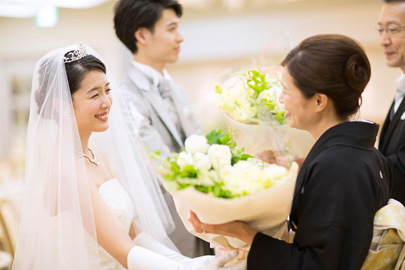 【両親が喜ぶ結婚式のプレゼント】相場や失敗しない選び方について ギフトを贈る｜お役立ちコラム Gift Column JTBギフトシリーズ