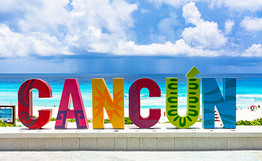 カンクンのロゴモニュメント