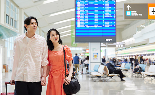 新婚旅行でモルディブに向かうカップル