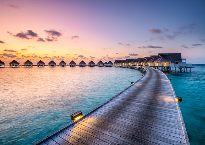 モルディブの夕景と水上コテージ