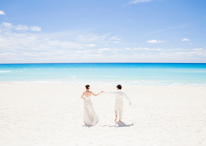 モルディブのビーチでウエディングフォト