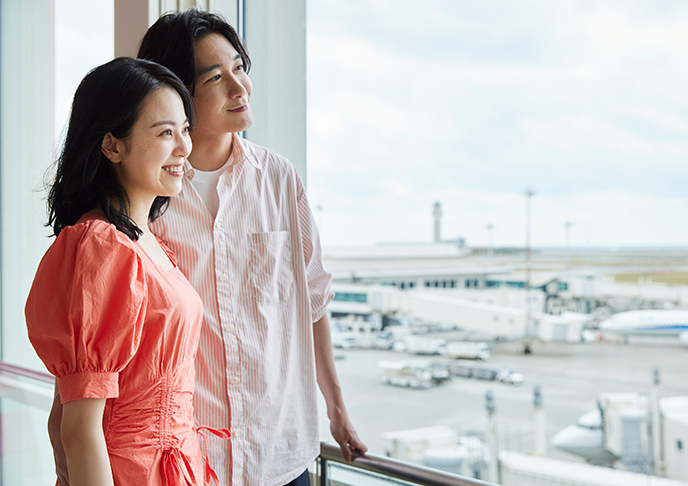 空港にいるカップル