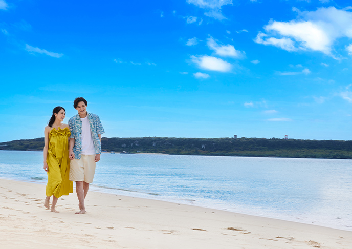 ビーチを歩くカップル