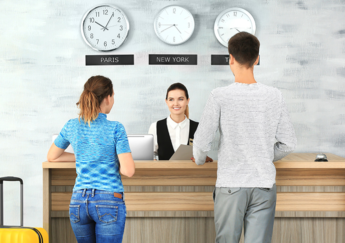 受付カウンターのカップル