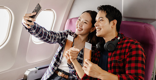 飛行機に乗っているカップル