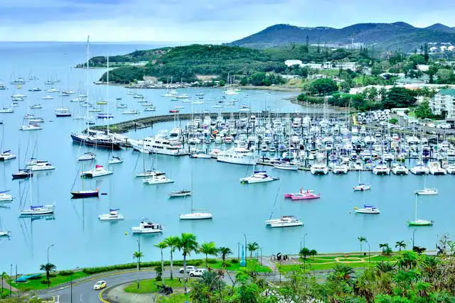 オルフェリナ湾に浮かぶ沢山のヨット