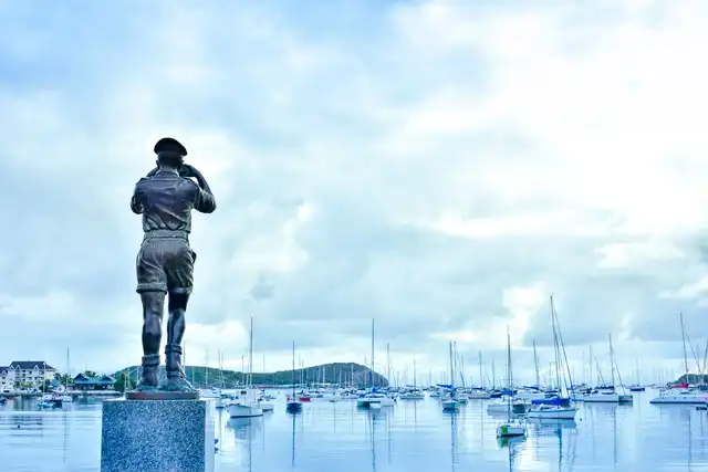 オルフェリナ湾の前に立っている海軍監視員の像