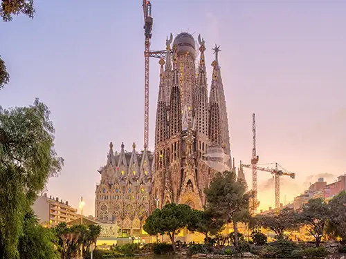 サグラダ・ファミリア　夕景 ※時期によって、夕景または夜景となる場合があります