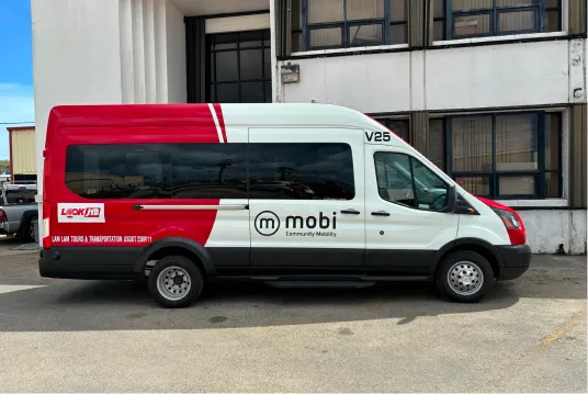 乗合型移動サービスmobi（赤モビ）に乗車できる！車体イメージ