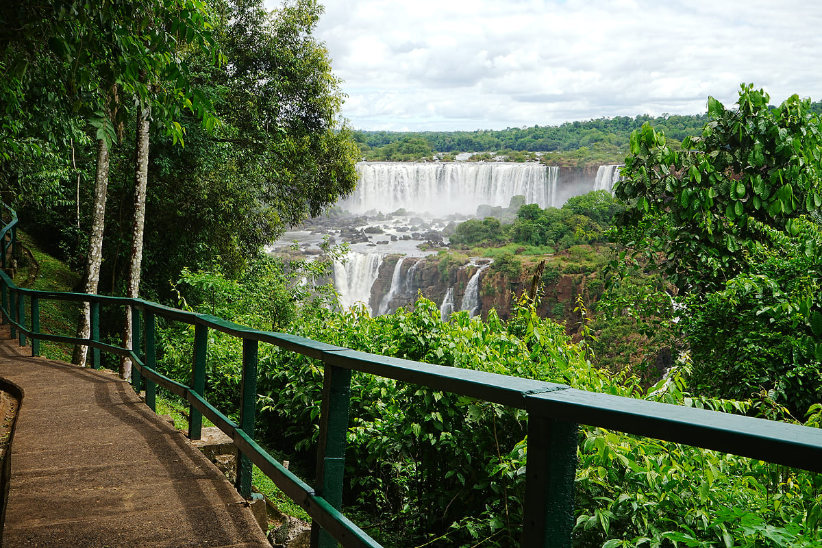 イグアスの滝の遊歩道