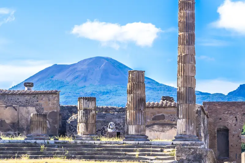 ベスビオ火山を望むジュピター神殿