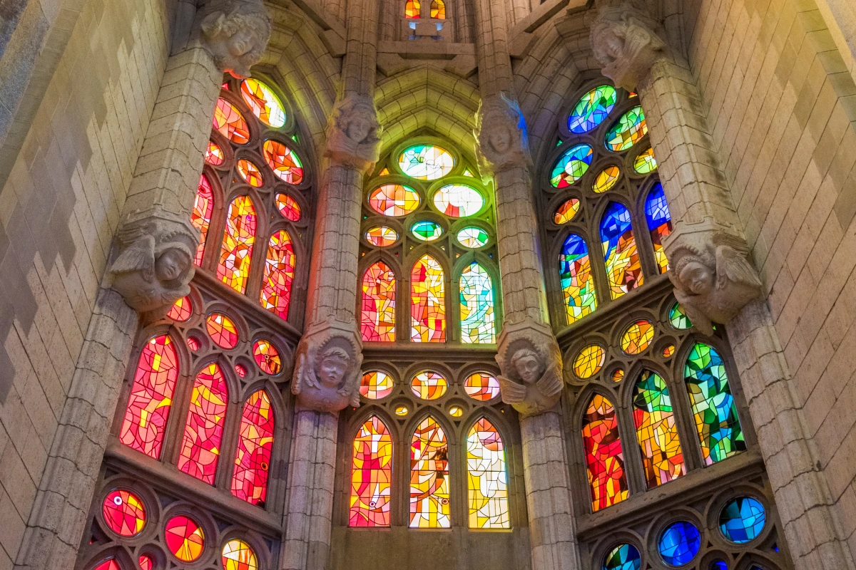 聖堂内部のステンドグラス