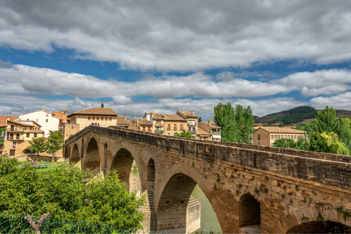 巡礼路の町「プエンテ ラ レイナ(王妃の橋)」