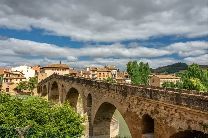 巡礼路の町「プエンテ ラ レイナ(王妃の橋)」