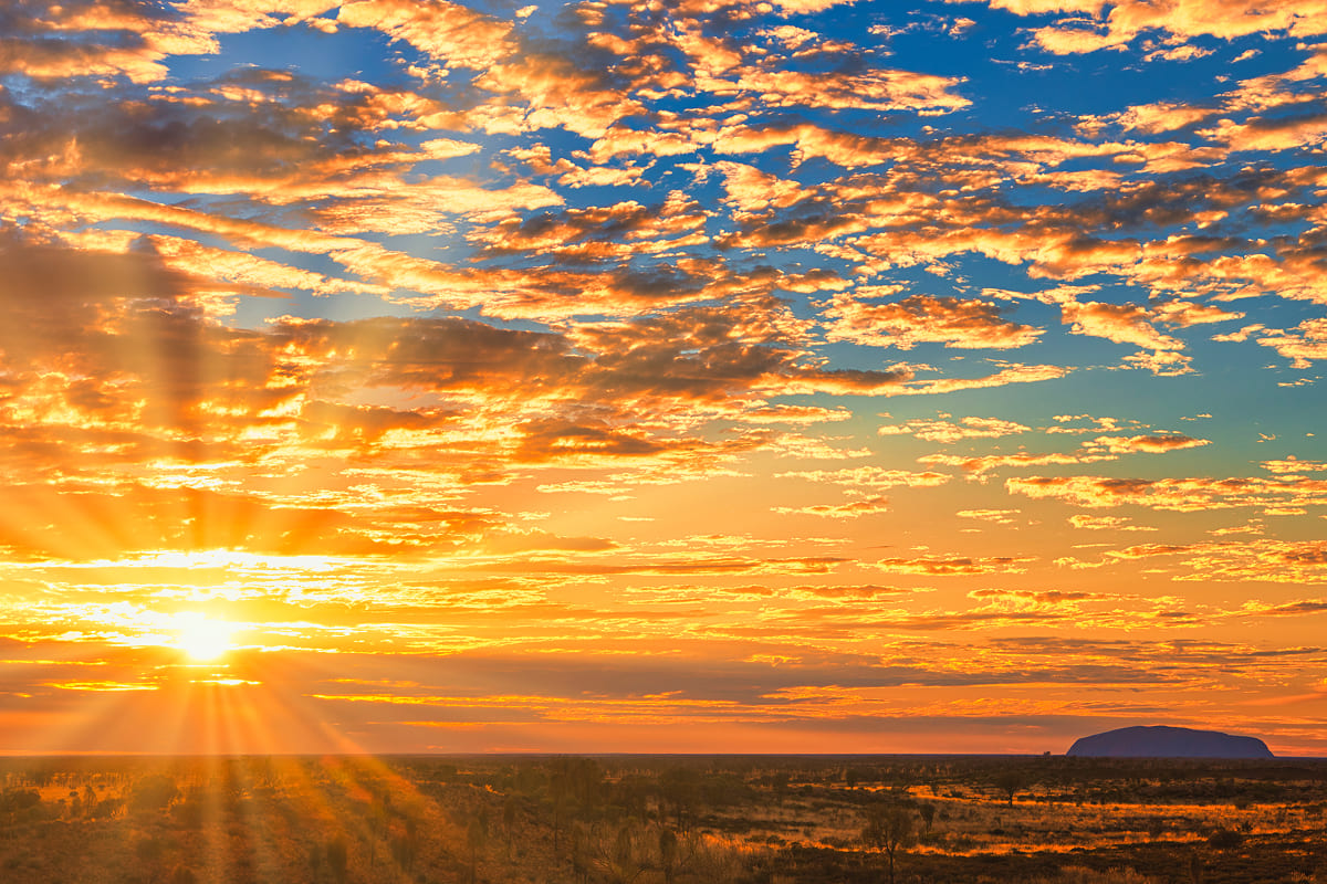 夕日に染まるウルル