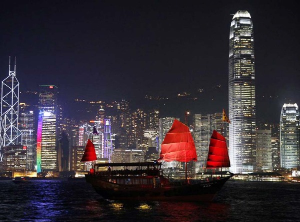 香港島の夜景と九龍の夜景を船の上から同時に楽しむ方法