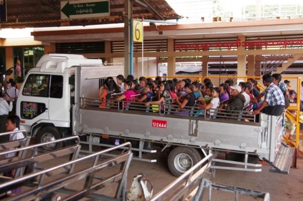 ミャンマー 落ちそうで落ちないゴールデンロックの秘密