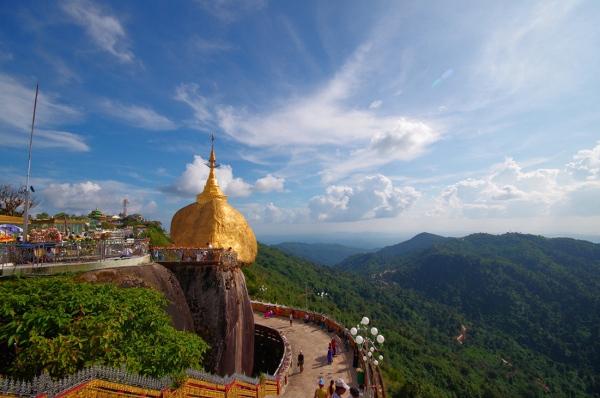 ミャンマー 落ちそうで落ちないゴールデンロックの秘密