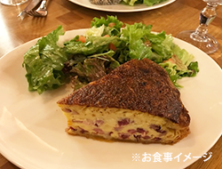 【カフェランチ付プラン】なら、人気店でフランス定番料理も楽しめる 