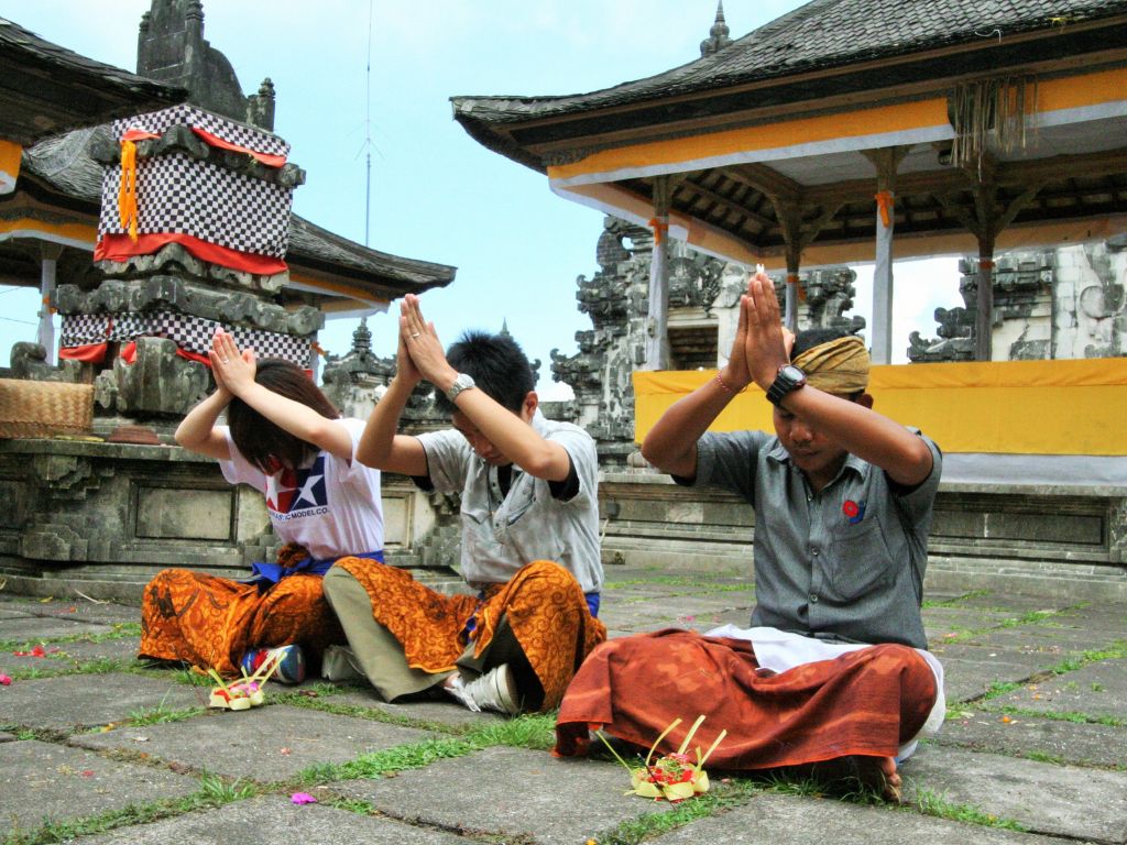 ランプヤン寺院でバリヒンドゥー教のお祈り体験