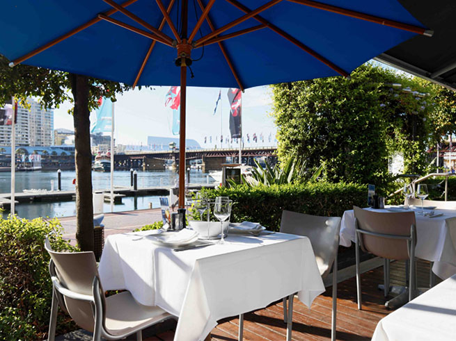 湾を望む開放的なロケーション