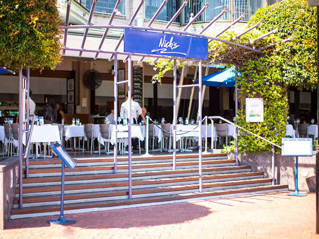 湾を望む開放的なロケーション