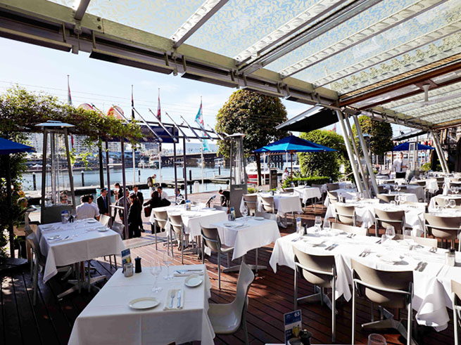 湾を望む開放的なロケーション