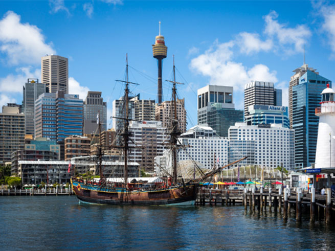 ウォーターフロントの開放的なテラス席