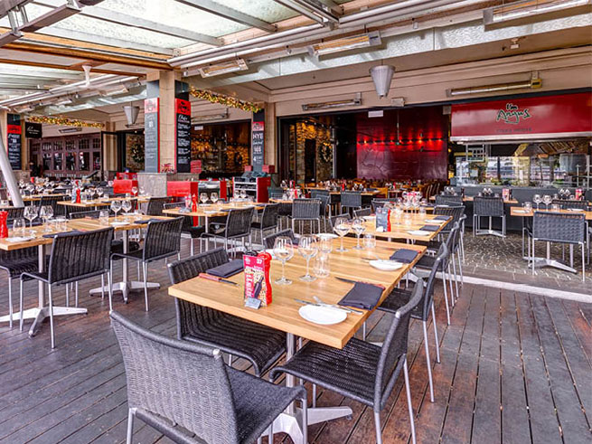 ウォーターフロントの開放的なテラス席