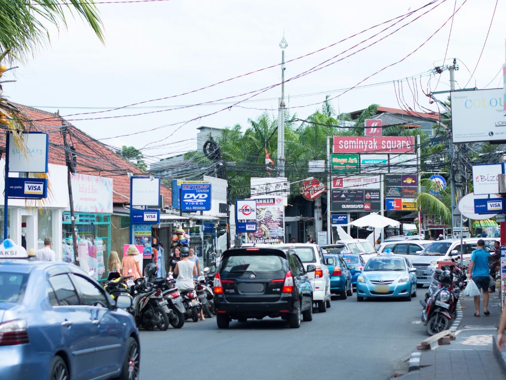 徒歩圏内に街歩きが楽しいショッピングエリア