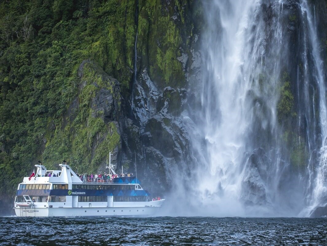 ミルフォードサウンドクルーズでフィヨルドランド国立公園の絶景を満喫