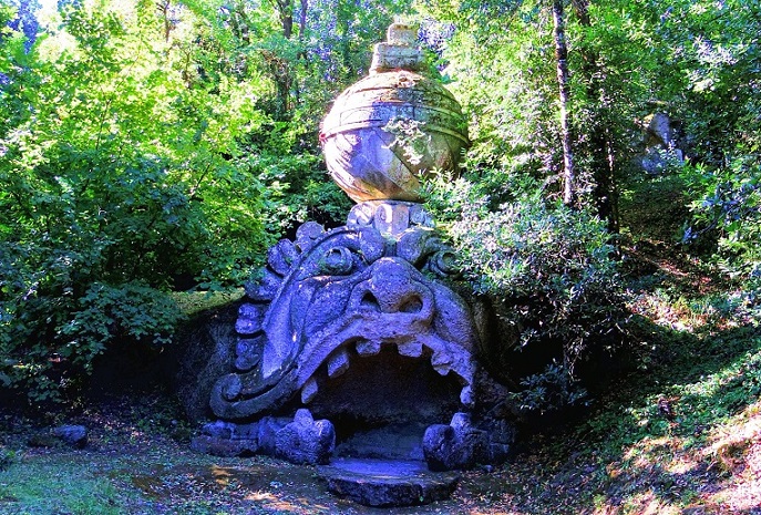 《26年3月催行までの限定》パワースポットの森「ボマルツォ怪物公園」へ