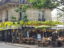 パリご滞在ホテルから専用車での出発でとっても便利!