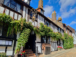 中世にタイムスリップしたような街並みをのんびり散策