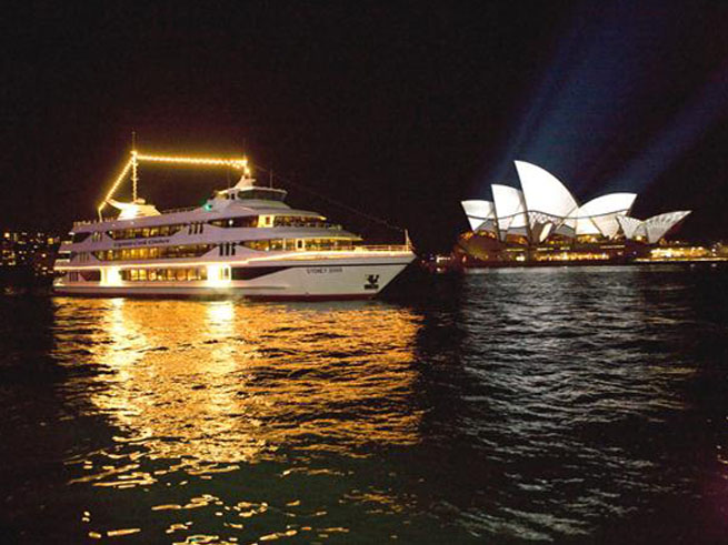 シドニー湾の夜景を贅沢に堪能