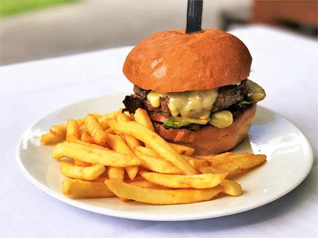 村ならではの食事とショッピング