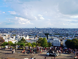 フランス名画の足跡をたどりながら、小高い丘からパリを一望!ケーブルカー体験も♪