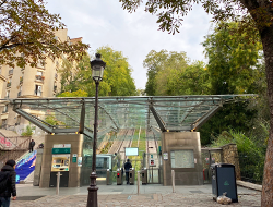 フランス名画の足跡をたどりながら、小高い丘からパリを一望!ケーブルカー体験も♪