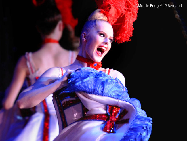 速いテンポのダンス「フレンチカンカン」、大道芸とを組み合わせた圧巻のショー