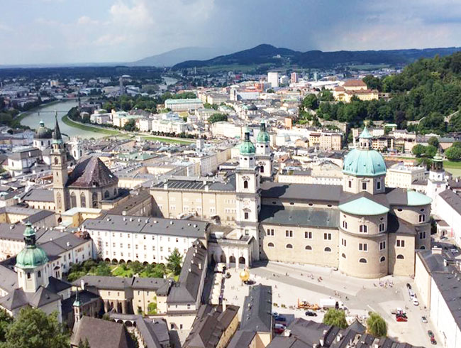 知識豊富な日本語ガイドがご案内します