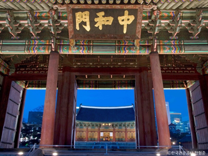 ライトアップされた徳寿宮夜景を観覧