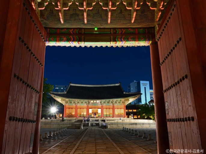 ライトアップされた徳寿宮夜景を観覧